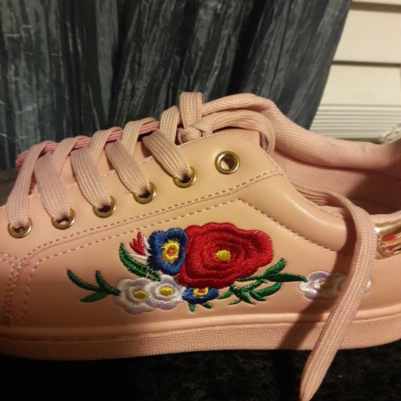 **SOLD**NWOT Super Cute Tennis Shoes - Picture 4 of 6